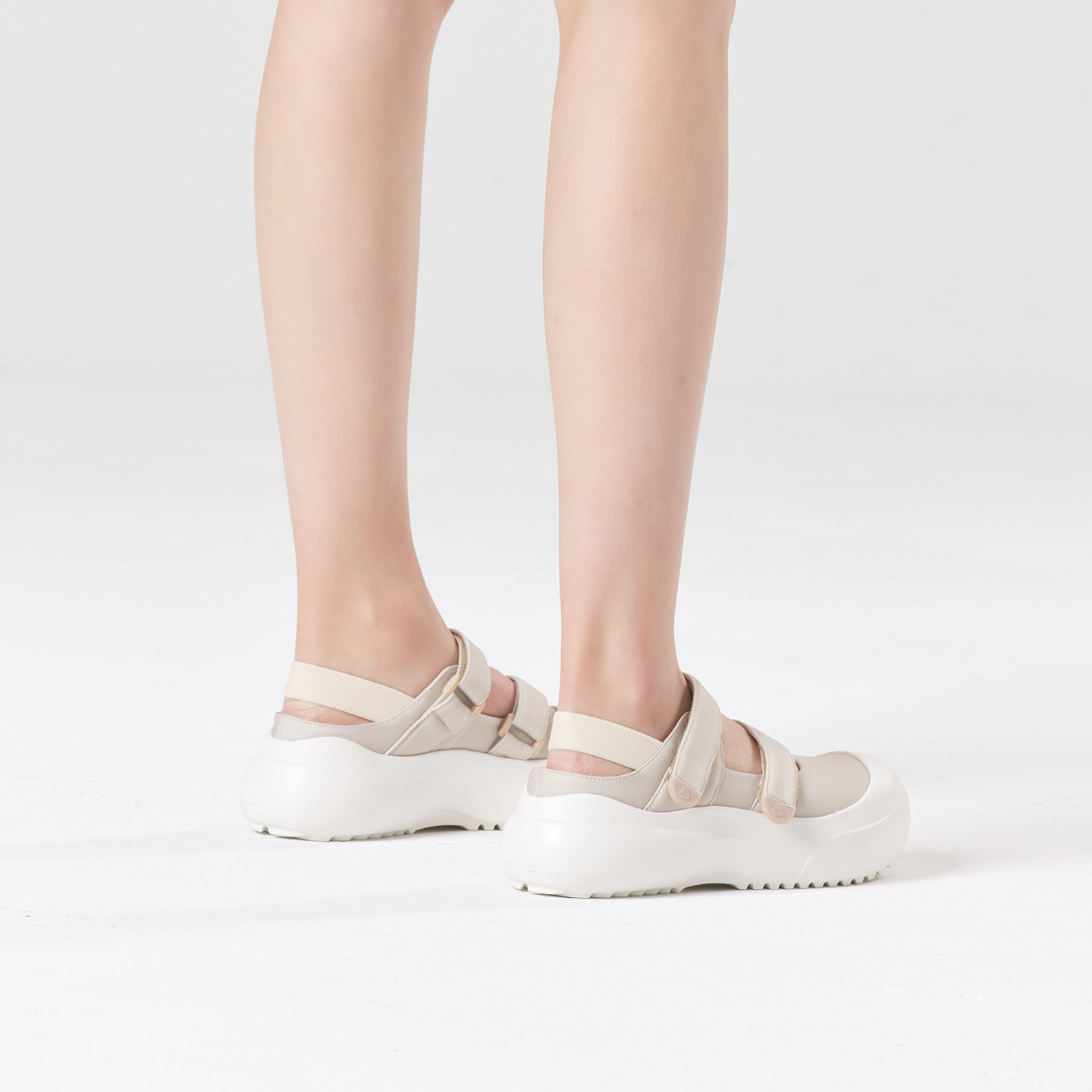 B1007 footwear photo 20