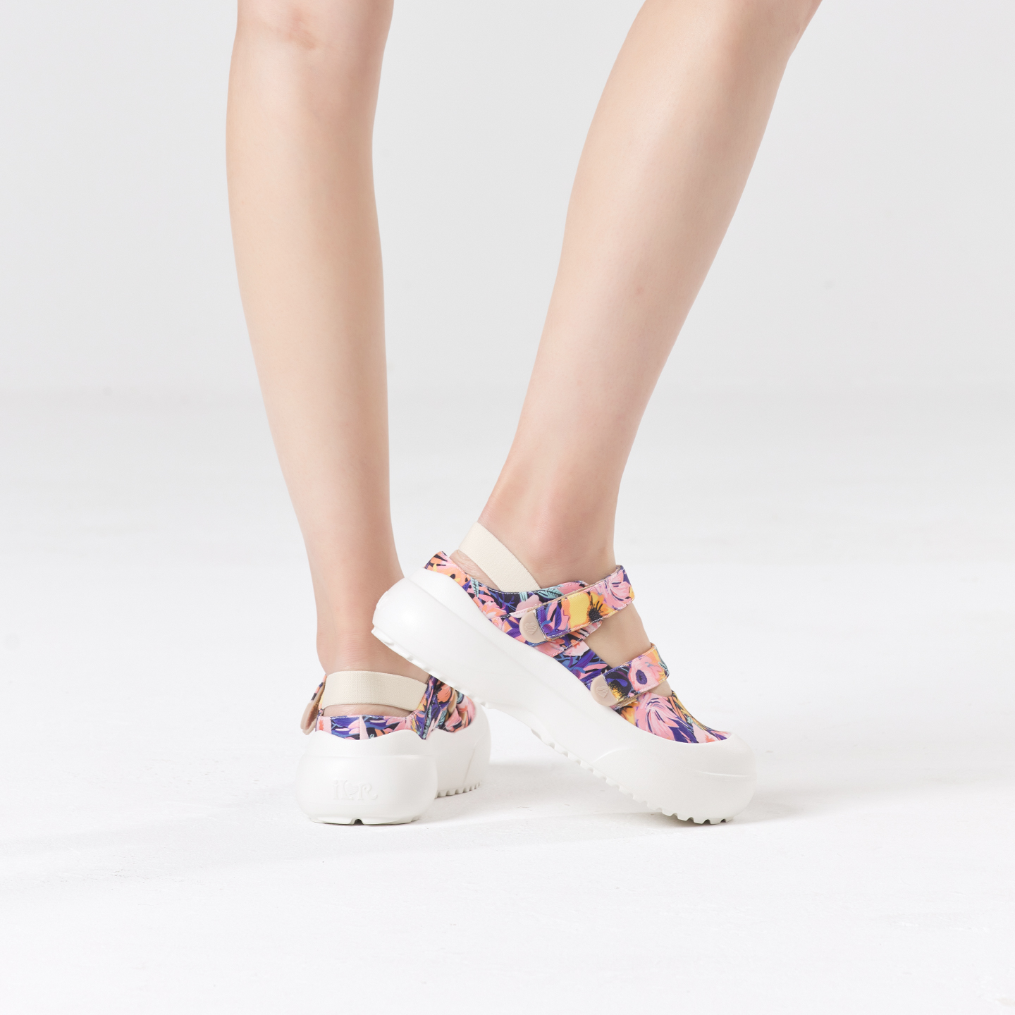 B1007 footwear photo 7