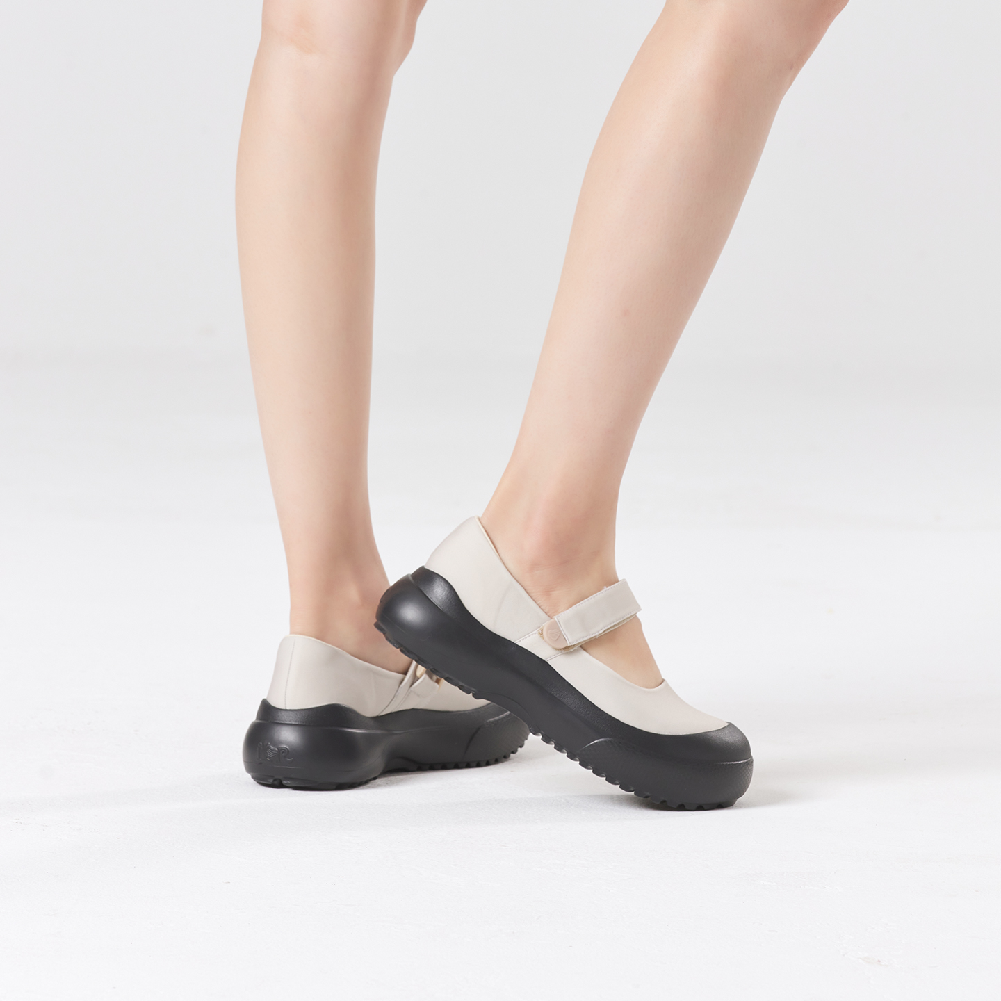 B1009 footwear photo 14