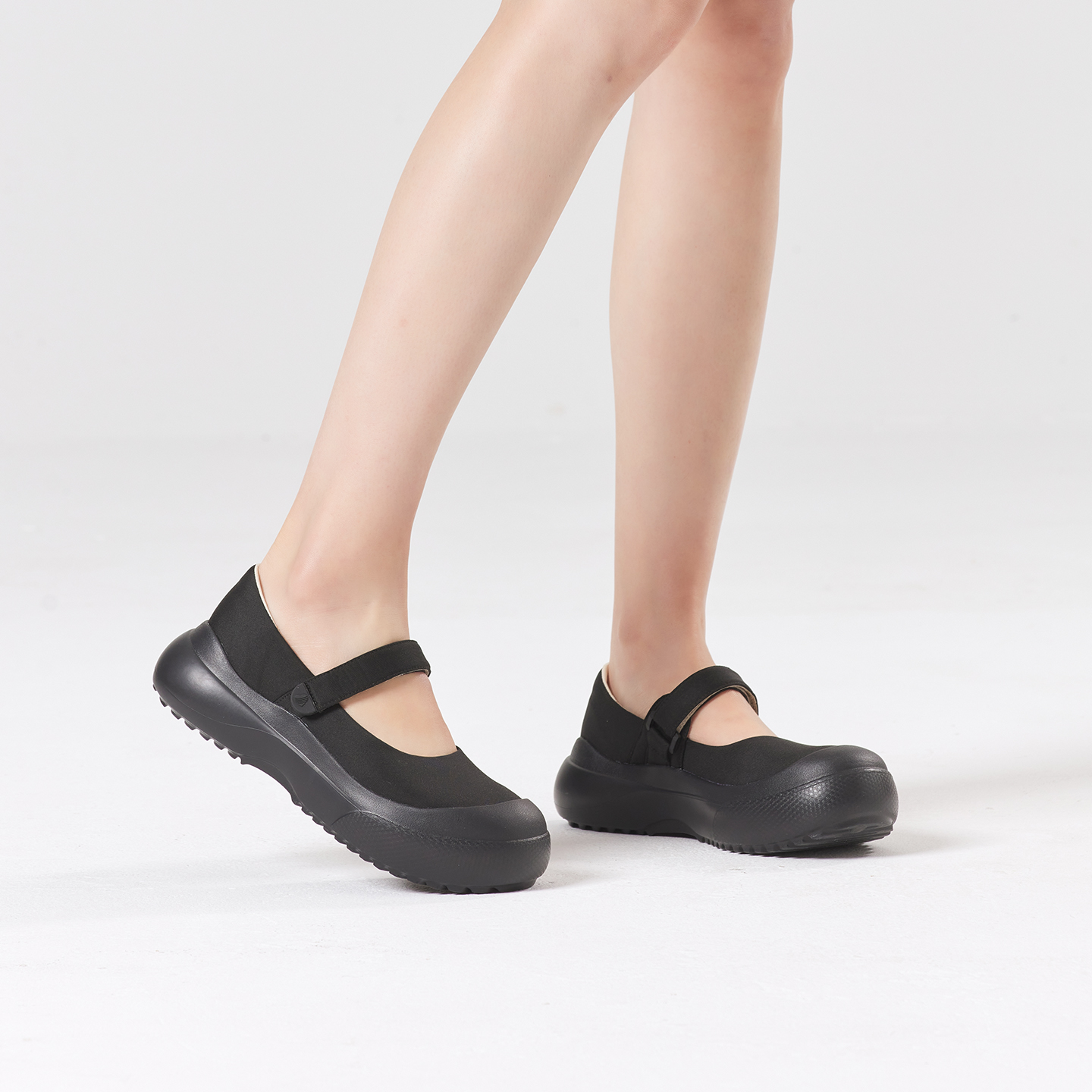 B1009 footwear photo 19