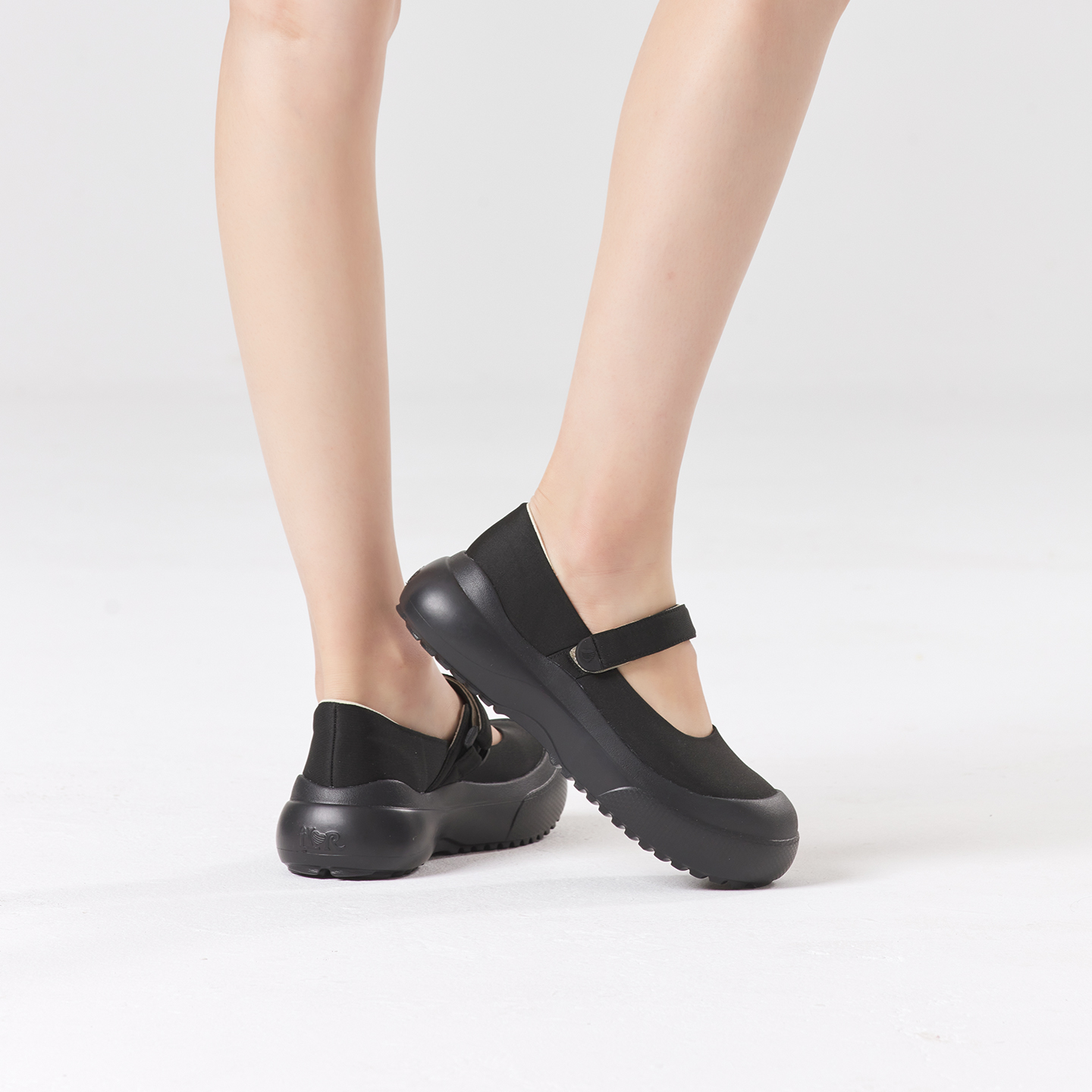 B1009 footwear photo 21