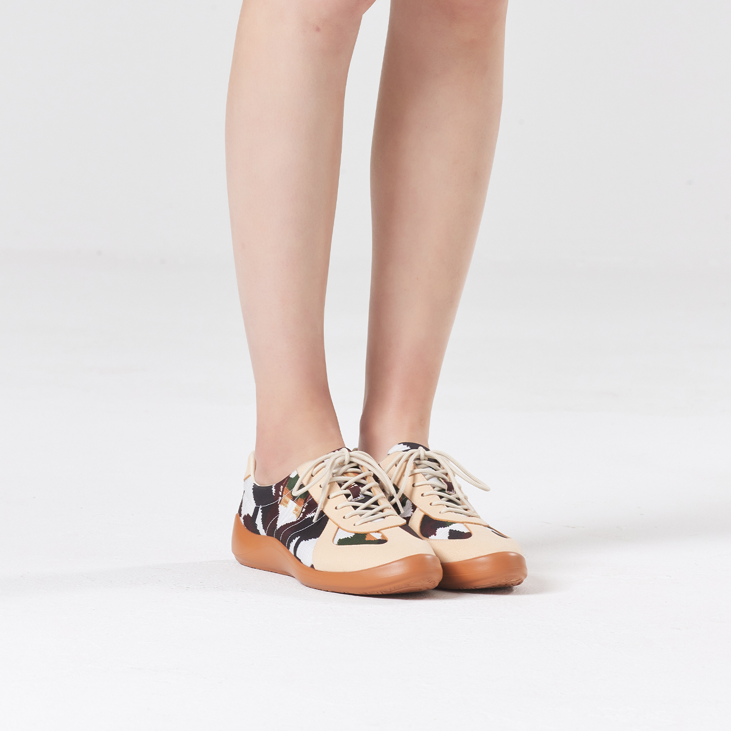B1010 footwear photo 4