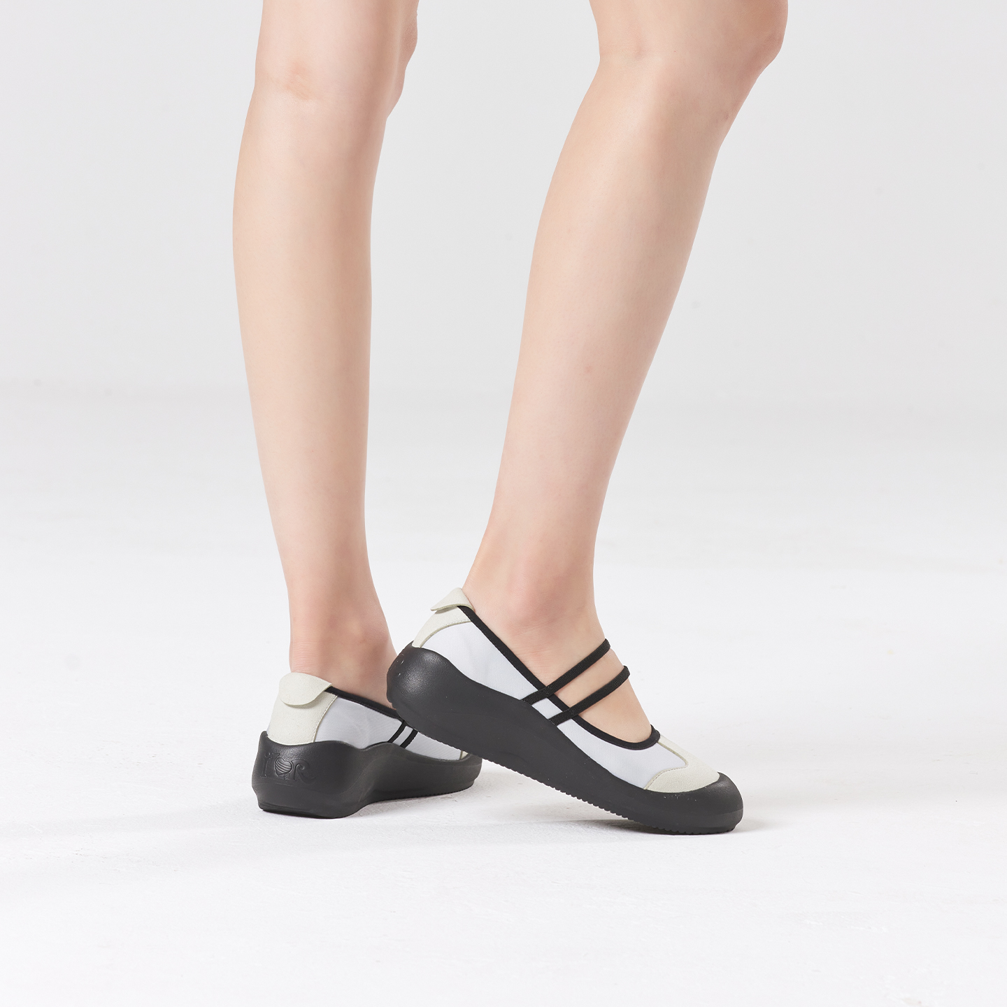 B1015 footwear photo 28
