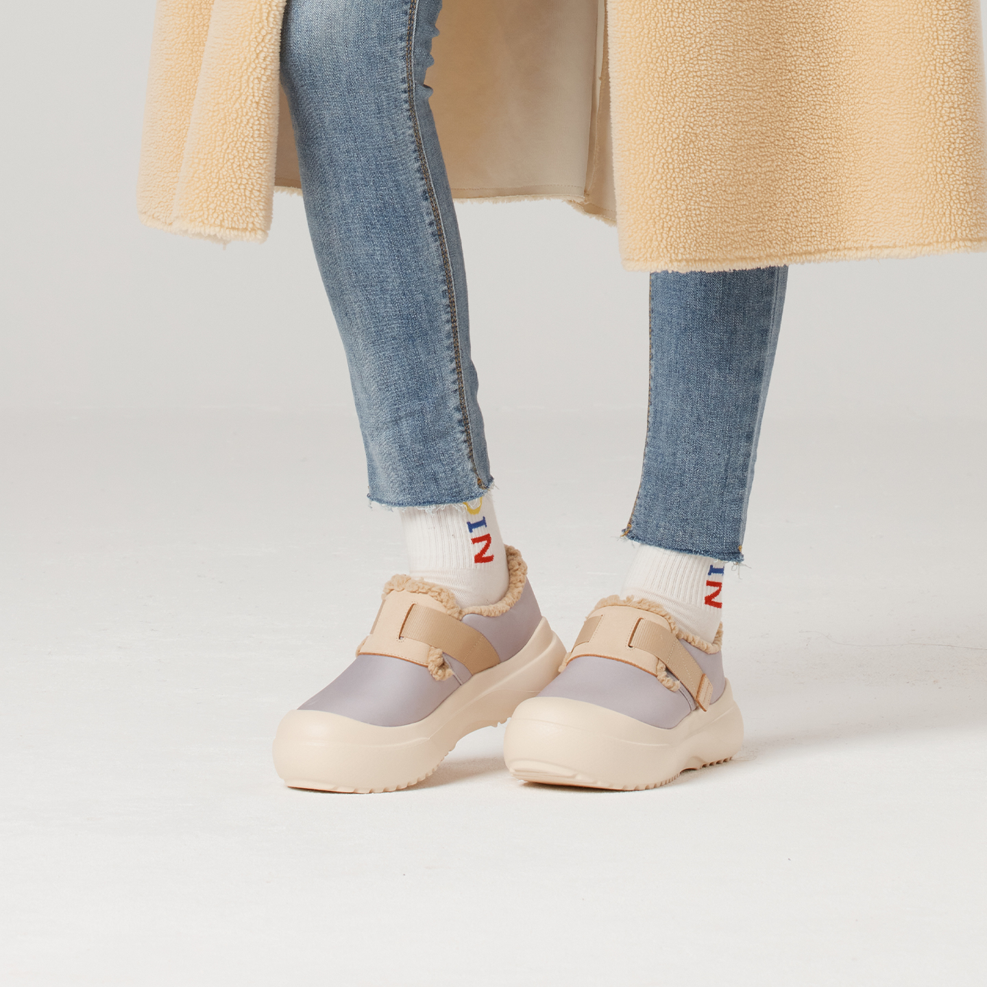 B1201 footwear photo 4