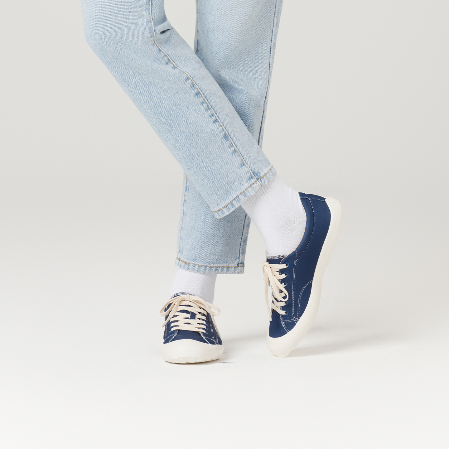 B1204 footwear photo 4