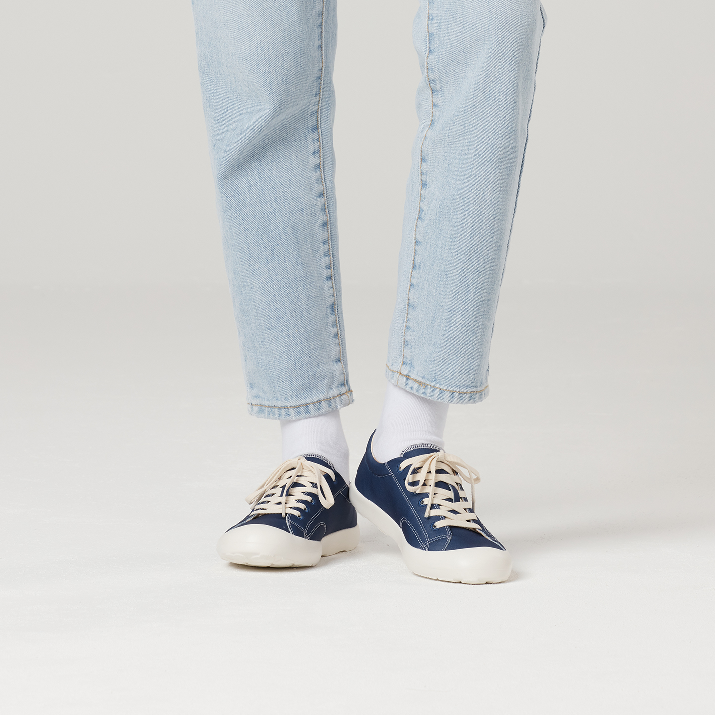 B1204 footwear photo 5