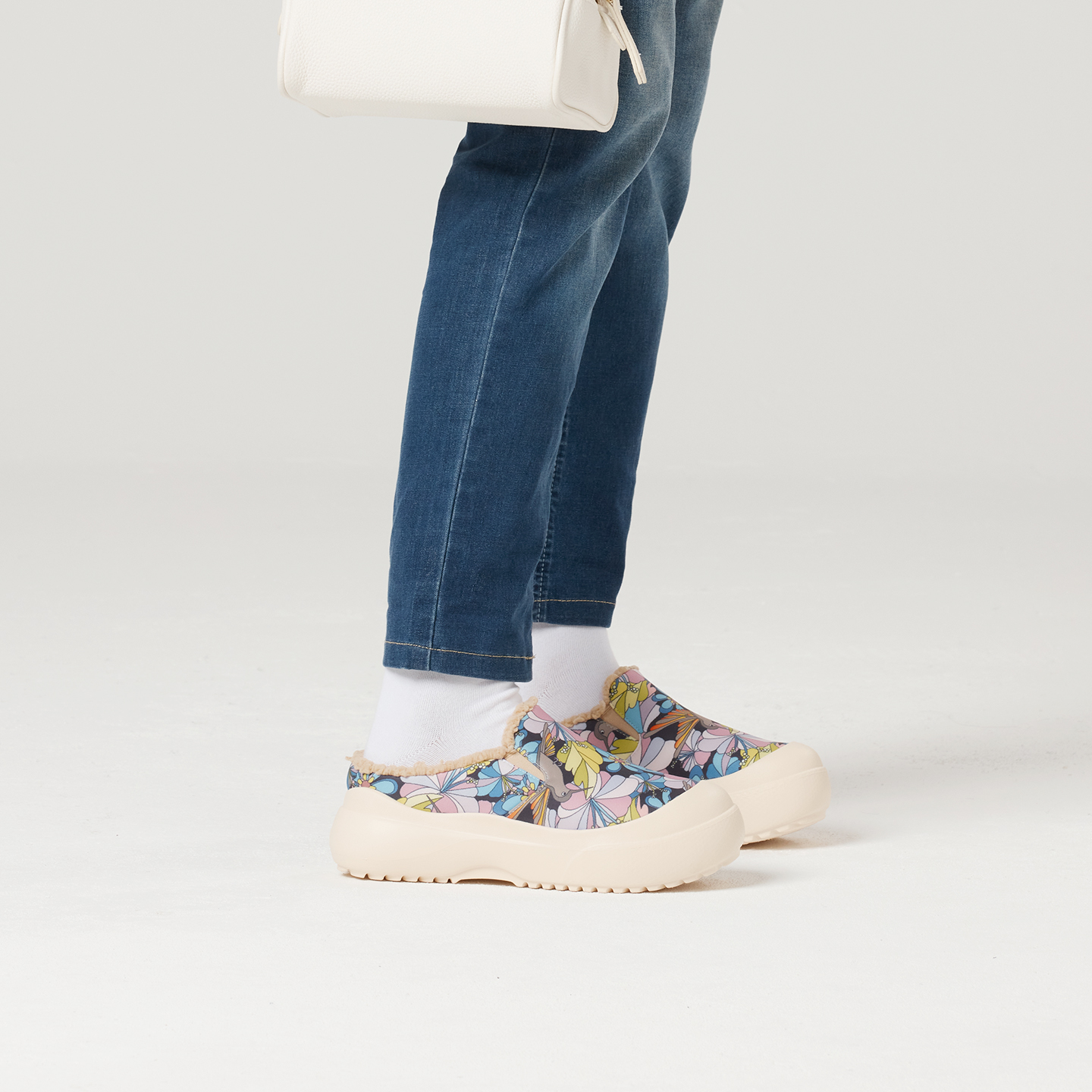 B1308 footwear photo 4