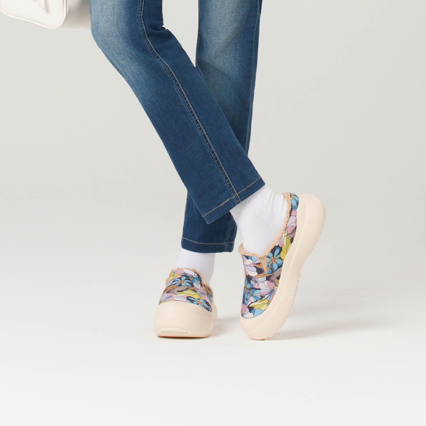B1308 footwear photo 6