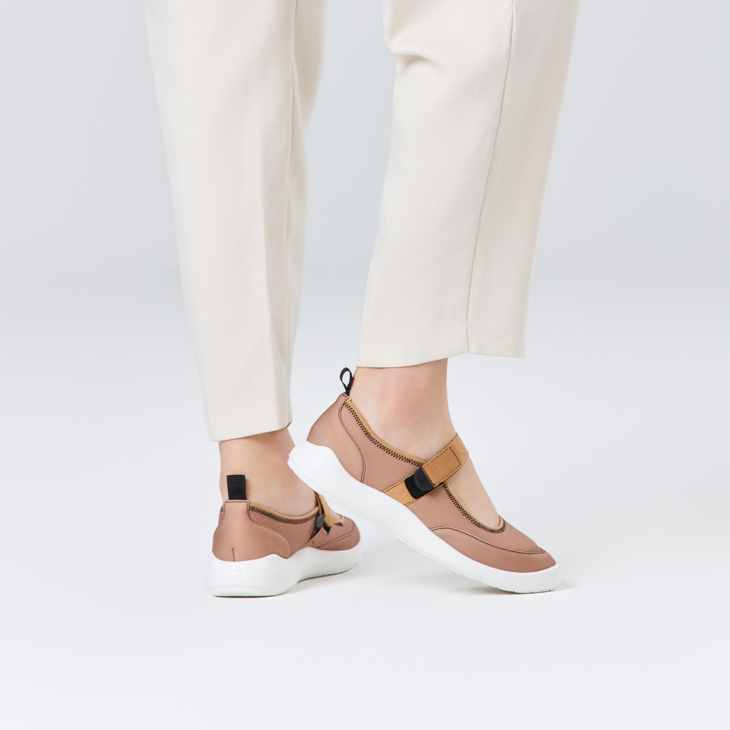 B2003 footwear photo 14