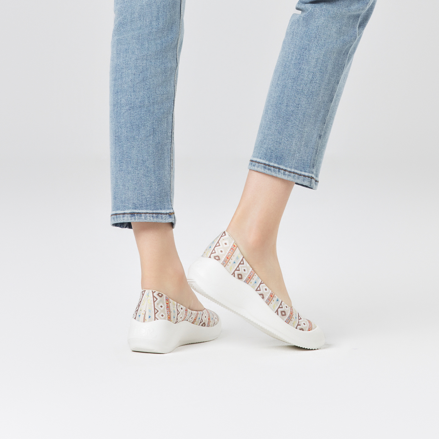 B2006 footwear photo 14