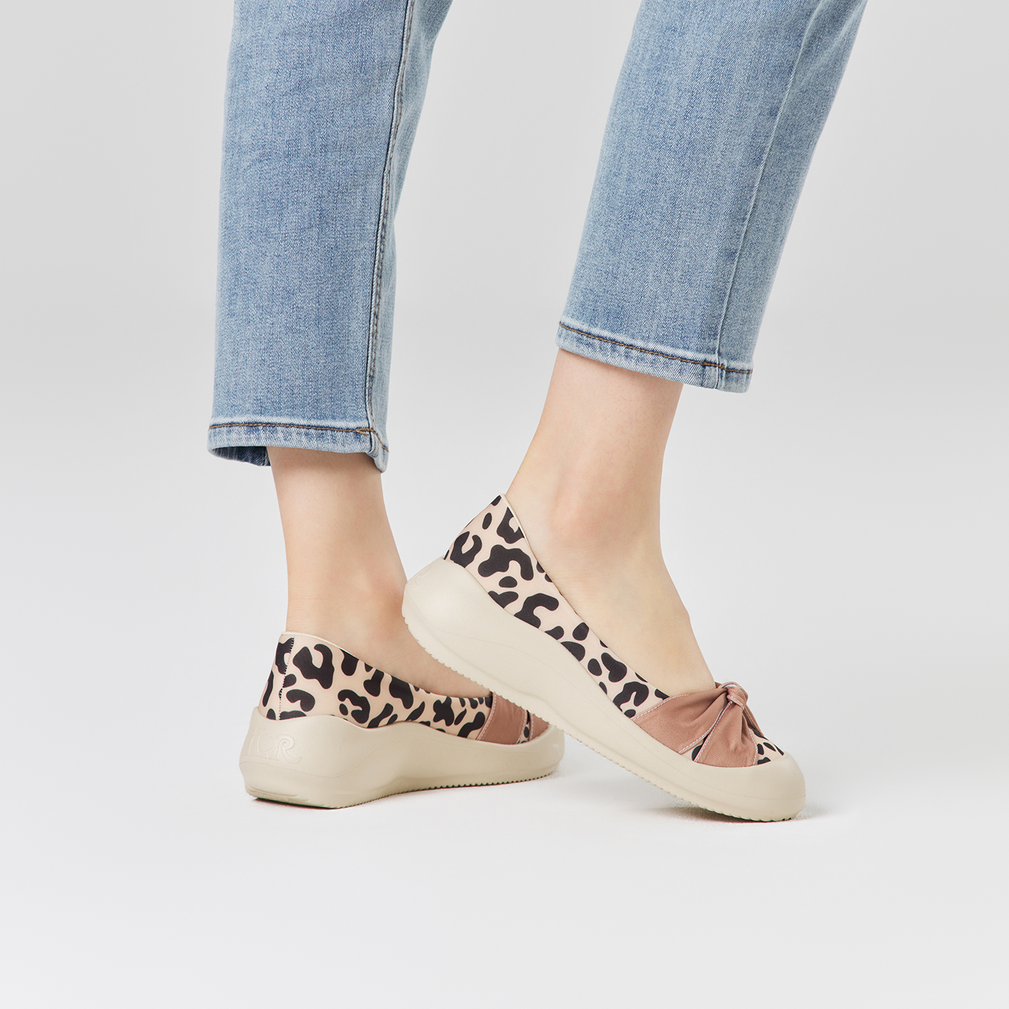B2009 footwear photo 21