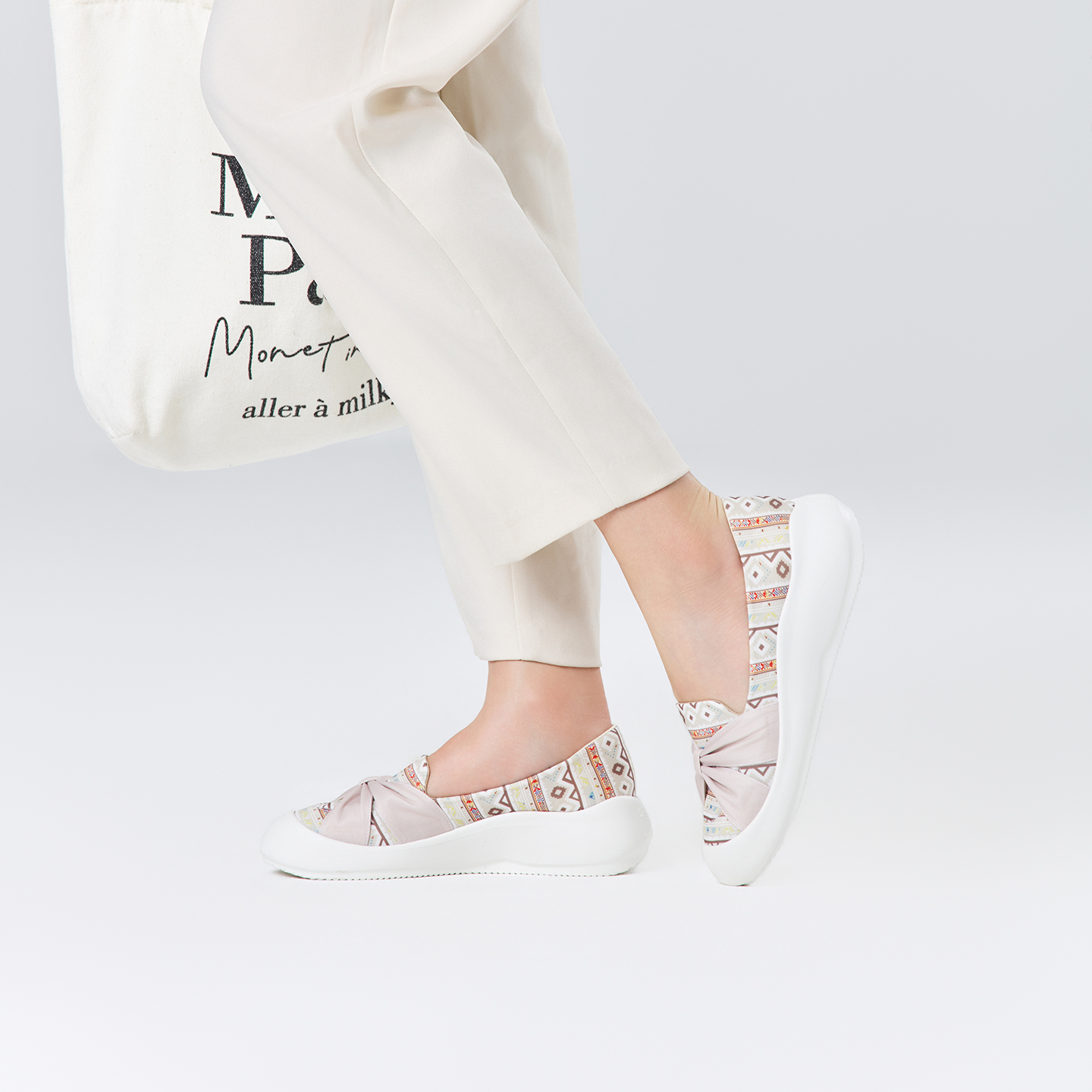 B2010 footwear photo 5