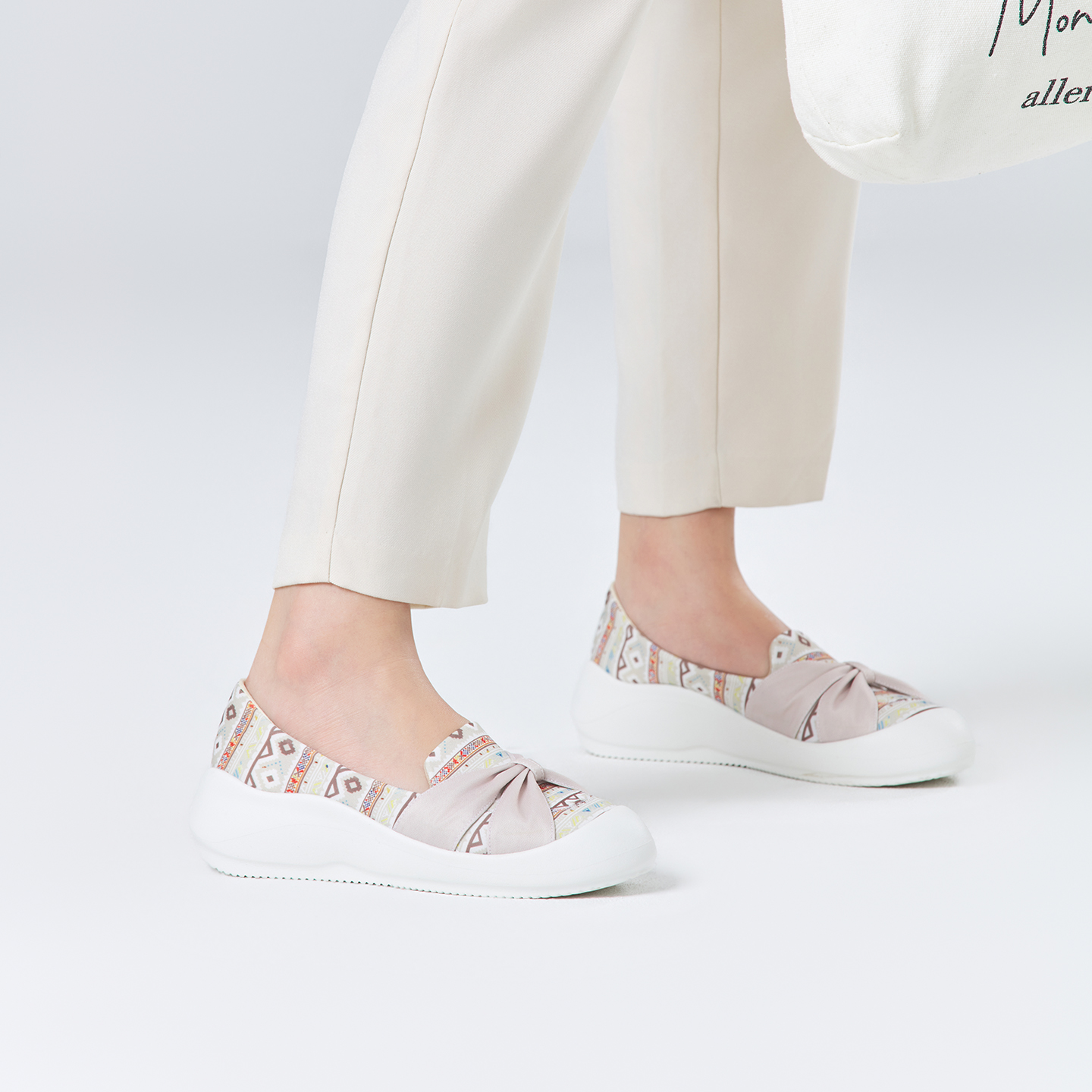 B2010 footwear photo 7