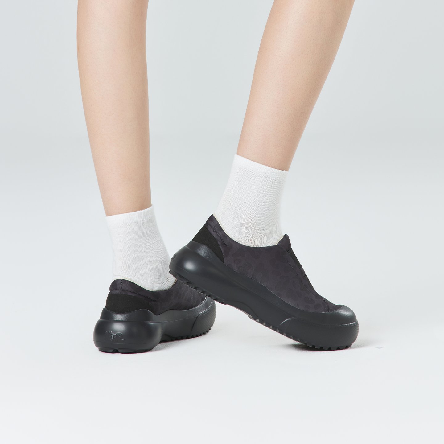 B2012 footwear photo 8